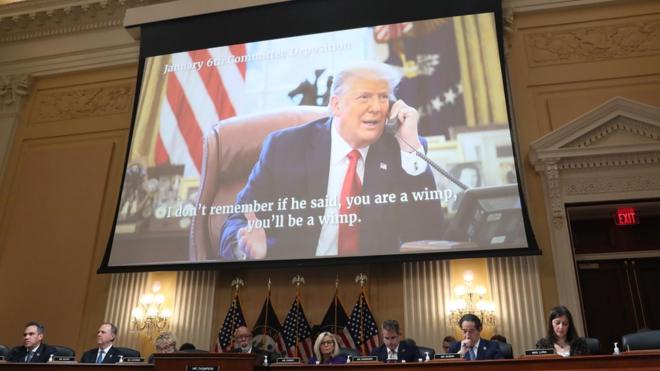 Трамп на экране в зале заседаний комитета Палаты представителей по расследованию событий 6 января 2022 года