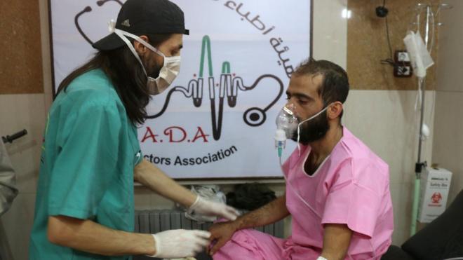 врач и пострадавший в Алеппо