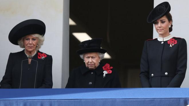 Королева с двумя герцогинями наблюдает за церемонией поминовения