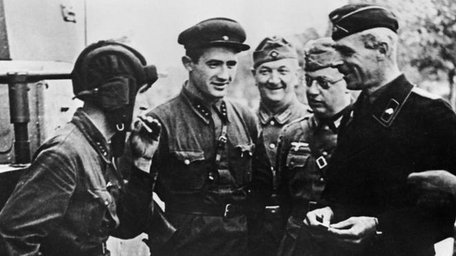 Немецкие и советские солдаты угощают друг друга сигаретами. Польша. 1939 год