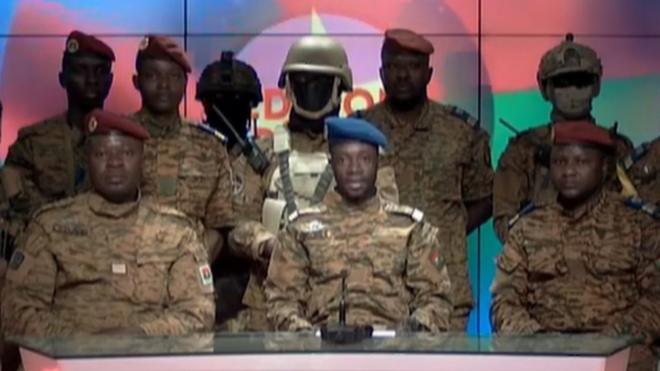 Военные Буркина-Фасо, захватившие власть, выступают 24 января 2022 года по телевидению