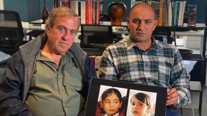 Басам Арамин (слева) и Рами Эльханан (справа) сидят и держат фотографию своих дочерей.
