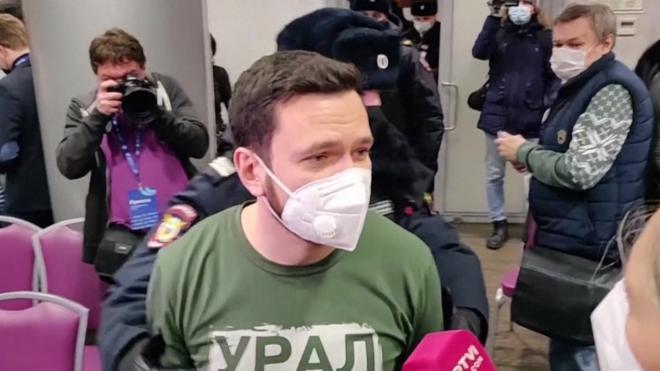 Police in Moscow raid an opposition forum