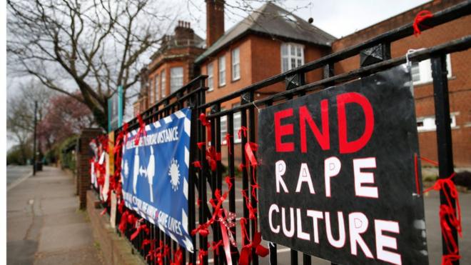 Плакат с надписью "Остановить культуру изнасилований" на одной из школ в Лондоне