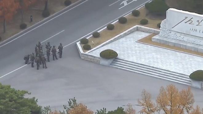Побег северокорейского военнослужащего попал на камеры наблюдения.