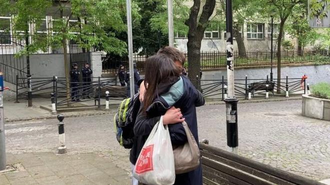 Dete i majka ispred škole Vladislav Ribnikar"