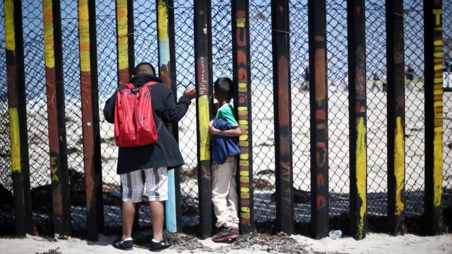 Більшість мігрантів у США - вихідці із Мексики, Гондурасу, Гватемали і Сальвадору, які тікають від конфліктів і бідності на батьківщині. На фото - паркан на кордоні між США і Мексикою