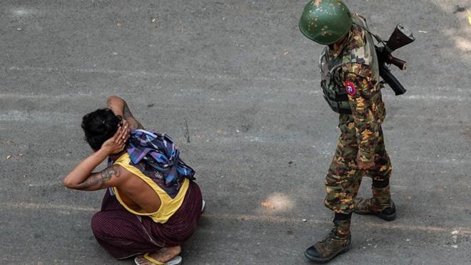 Военный переворот в Мьянме: месяц протестов, более 50 убитых