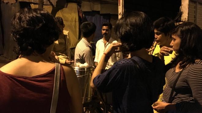 Женщины пьют чай после полуночи в Мумбаи
