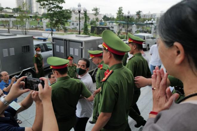 Cựu Thứ trưởng Ngoại giao Tô Anh Dũng bị áp giải sau phiên tòa "chuyến bay giải cứu" hồi tháng 7/2023. Tham nhũng vẫn là mối bận tâm lớn của người dân Việt Nam.
