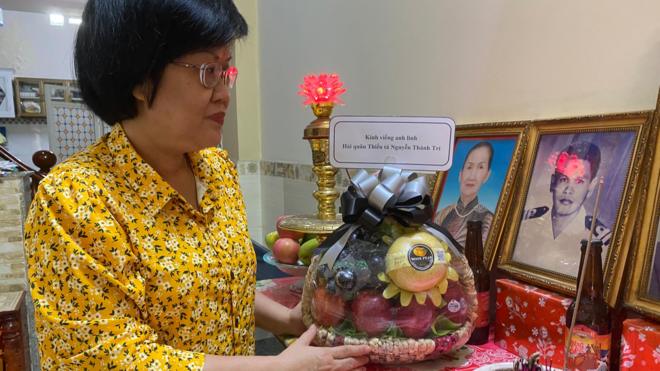 Bà Nguyễn Thị Thanh Thảo bên di ảnh của cha và mẹ