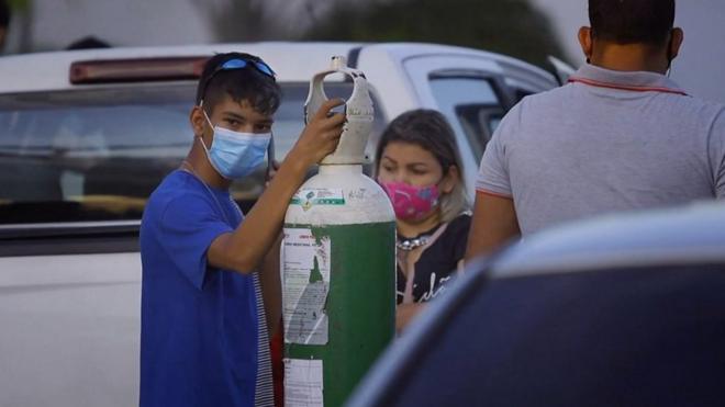 Нехватка кислорода для больных в Манаусе.