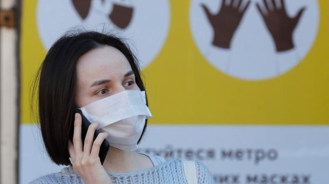 Женщина в маске в Киеве