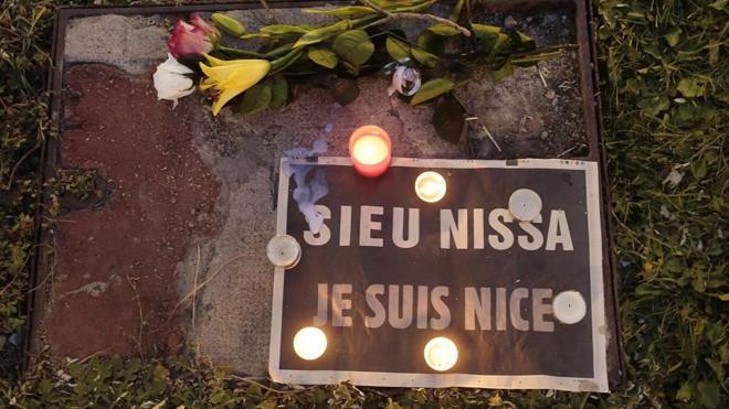 Надпись жертвам нападения в Ницце
