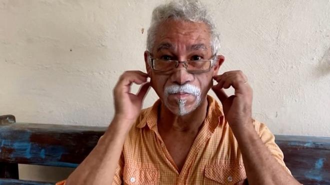 Бразильский художник Хорхе Рориз помогает людям не терять индивидуальности во время пандемии, рисуя их лица на масках.