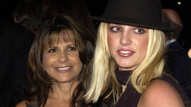 Бритни Спирс со своей матерью Линн в 2002 году
