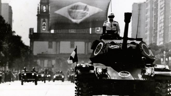 Parada militar celebrando a independência do Brasil em frente à Candelária, no Rio de Janeiro, em 7 de setembro de 1972