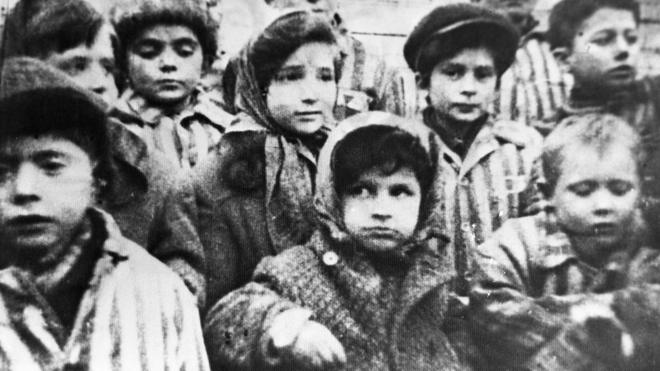 Освобожденные дети - узники лагеря смерти Аушвиц