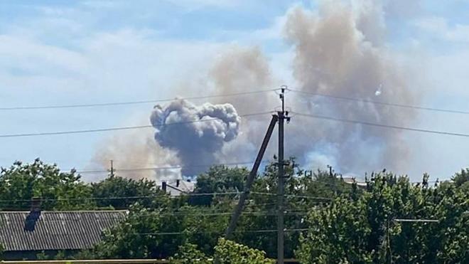 Дым от взрыва на военном аэродроме "Саки" в поселке Новофедоровка