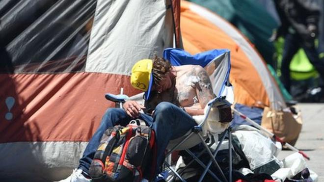 Бездомный мужчина рядом с палаткой в Сан-Франциско, июнь 2016 года