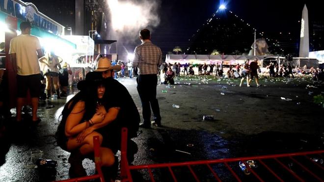 Стрельба в Лас-Вегасе: неизвестный открыл огонь во время фестиваля кантри.