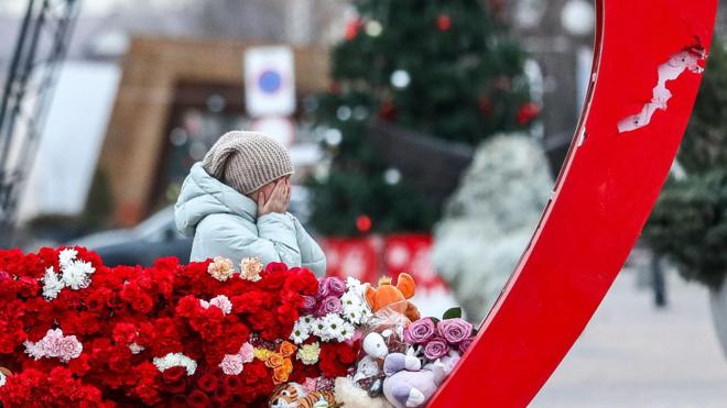 Стихийный мемориал из цветов и игрушек на улице Белгорода в память о жертвах обстрела 30 декабря