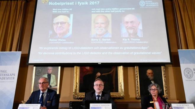 Нобелевскую премию по физике в 2017 году получили американцы Райнер Вайсс, Берри Бэриш и Кип Торн.