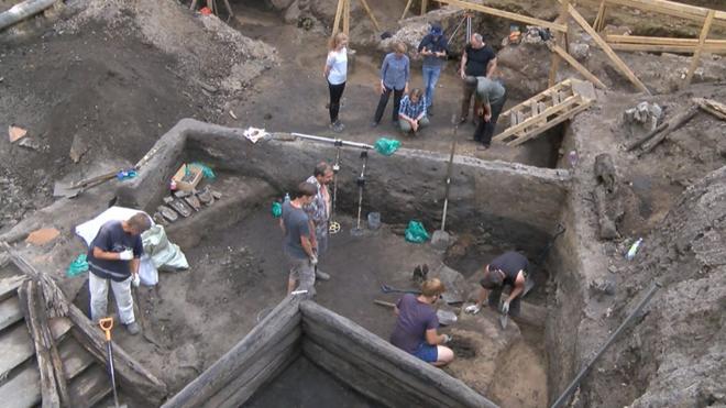 Археологи исследуют участок на улице Ильинка. Некоторые из находок - одного возраста с самой Москвой.