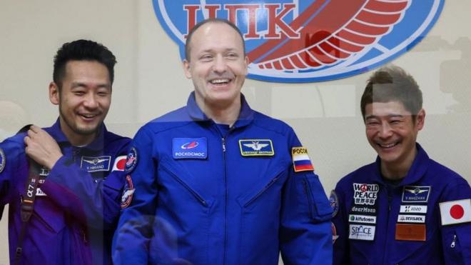 Японские туристы Юсаку Маэдзава и Йозо Хирано с космонавтом Александром Мисуркиным