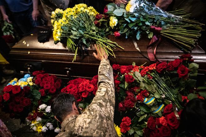 Військовий біля труни загиблого 