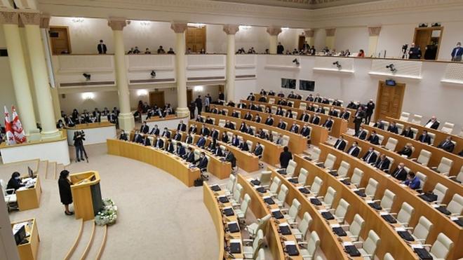 В первом заседании парламента 10-го созыва участвовали только депутаты "Грузинской мечты".