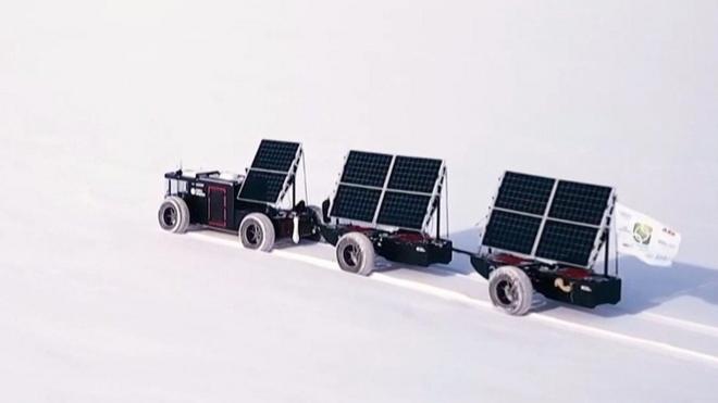 Пластиковая машина на солнечных батареях.