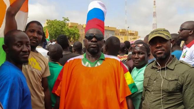 Сторонник военных-путчистов в колпаке цветов российского флага в столице Нигера Ниамее