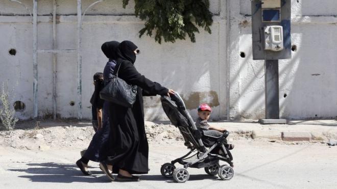 Женщины с коляской в Сирии
