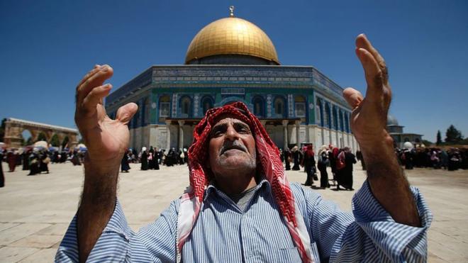 Палестинец молится на территории комплекса Храмовой горы