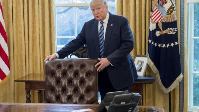 Дональд Трамп в Овальном кабинете