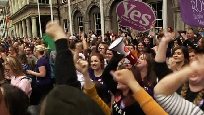 Подавляющее большинство ирландцев на референдуме высказалось за легализацию абортов.