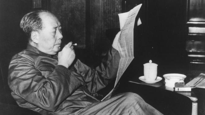 Мао Цзэдун курит сигару и читает газету