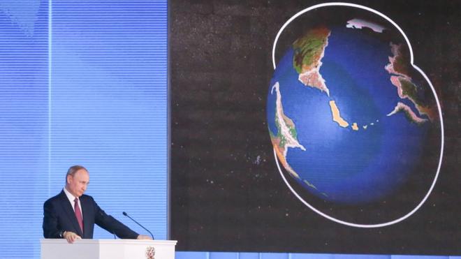 Президент России Владимир Путин на фоне презентации нового вида оружия