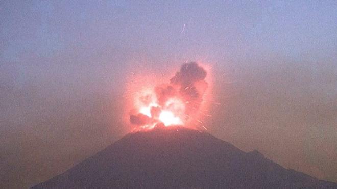 Момент извержения вулкана