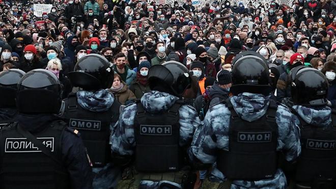Протестующие и ОМОН в Москве