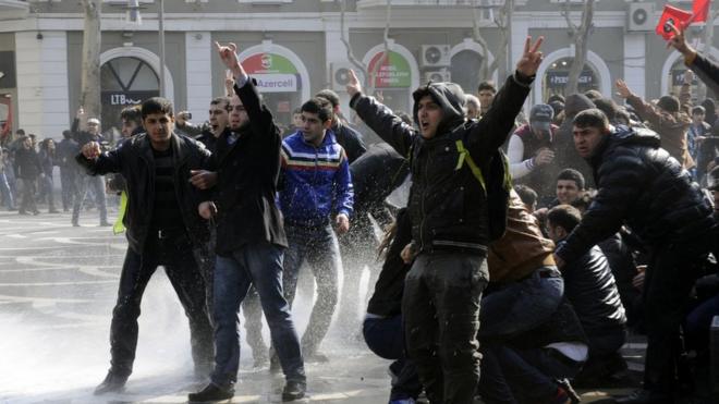 Протестующая молодежь в центре Баку.