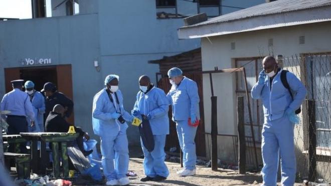 Эксперты на месте трагедии в ЮАР