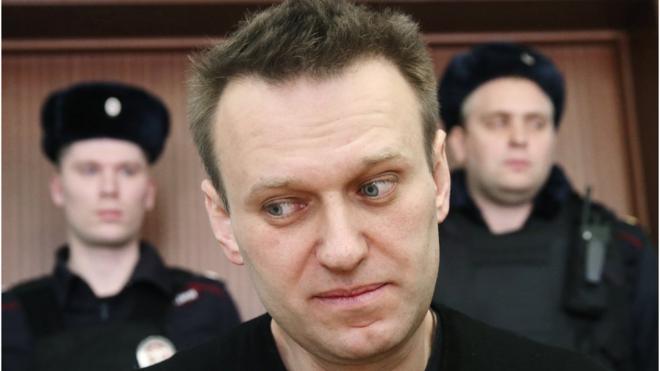 Алексей Навальный на фоне полицейских
