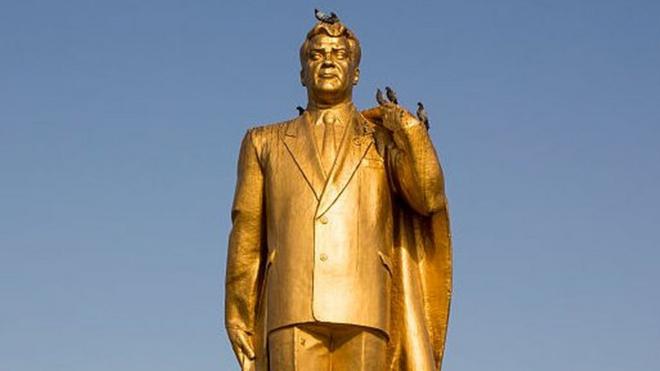Памятник Ниязову в Ашхабаде