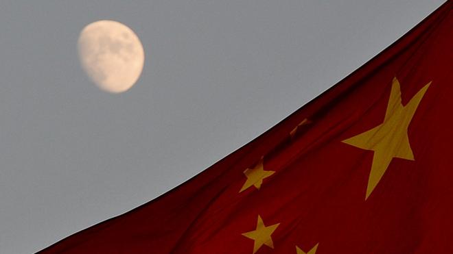 Луна на фоне китайского флага