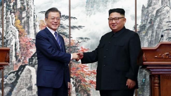 Moon Jae in (L) and Kim Jong-un ((R)