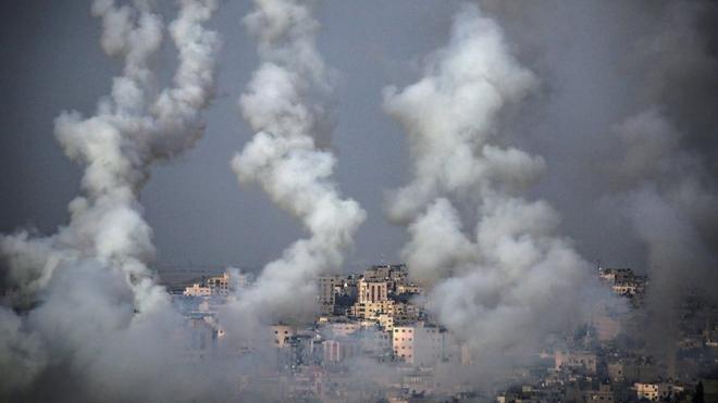 Дым от ракет, выпущенных из Сектора Газа в сторону Израиля