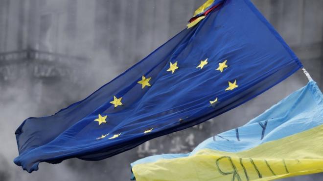 прапори ЄС і України