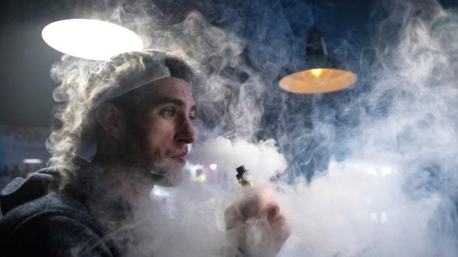 Виробники електронних цигарок кажуть, що допомагають уникнути справжнього паління, а вчені з Каліфорнійсього університету у цьому сумніваються